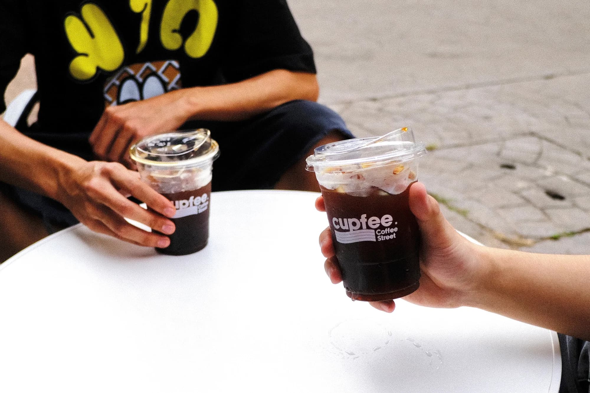 Friends enjoying iced Cupfee coffee together